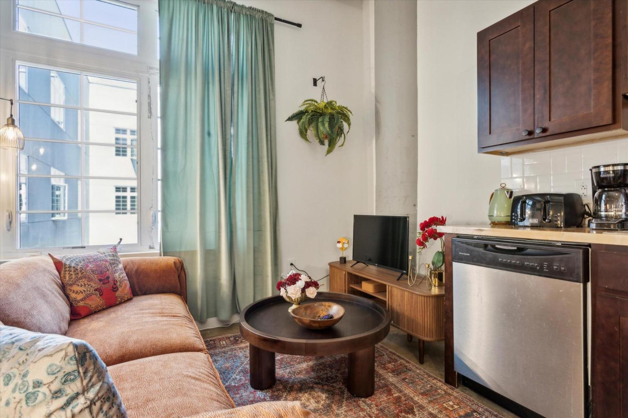 Large Studios, 1br, Free Parking, Gym, Game Apartment