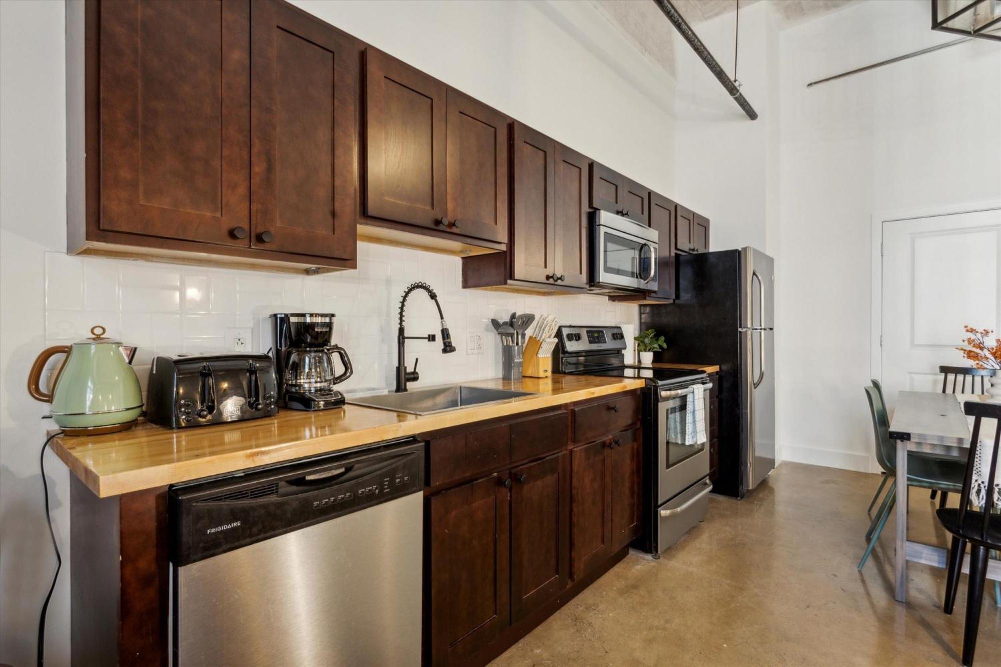 Apartment Large Studios, 1Br, Free Parking, Gym, Game Room *