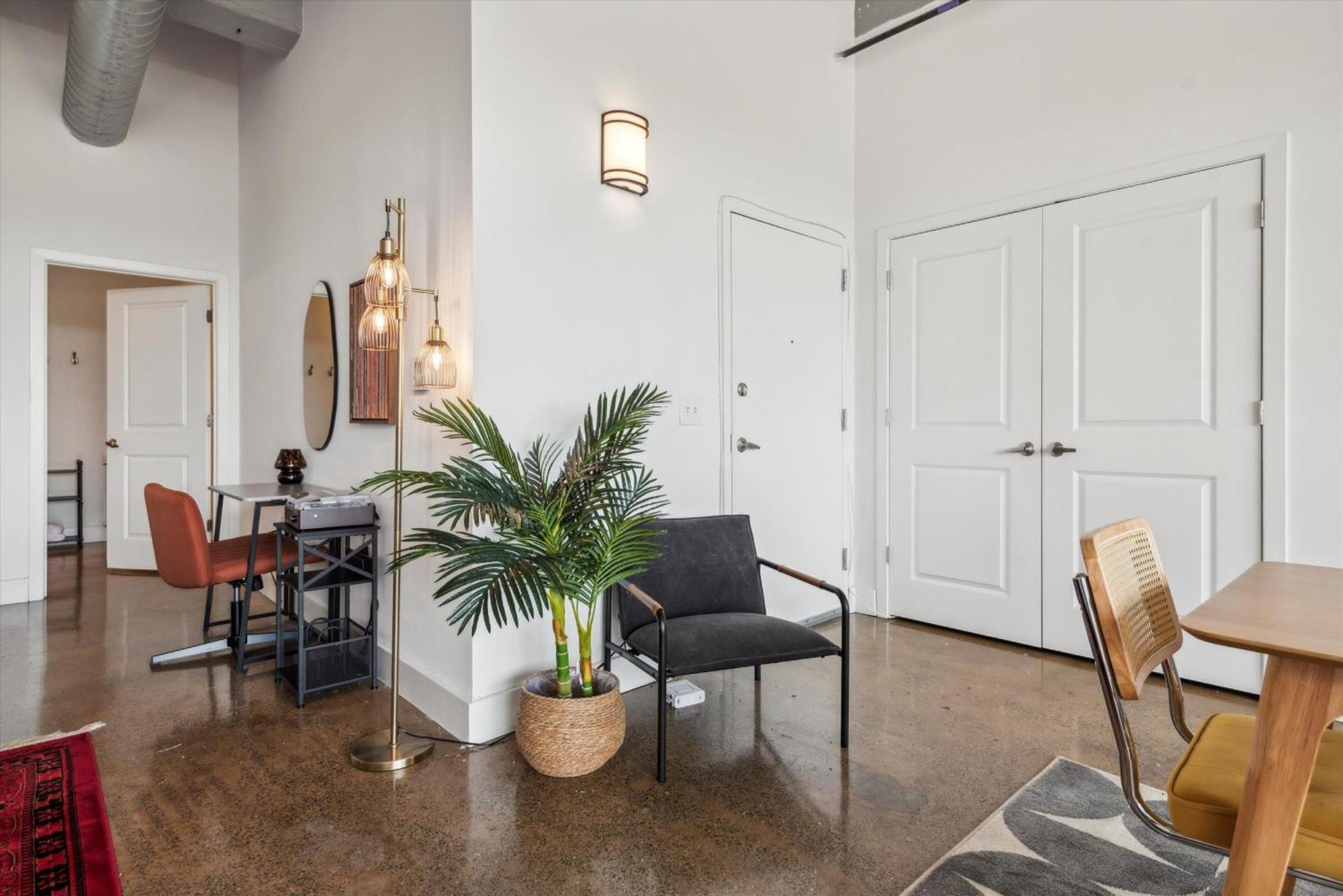 Apartment Large Studios, 1Br, Free Parking, Gym, Game Room *