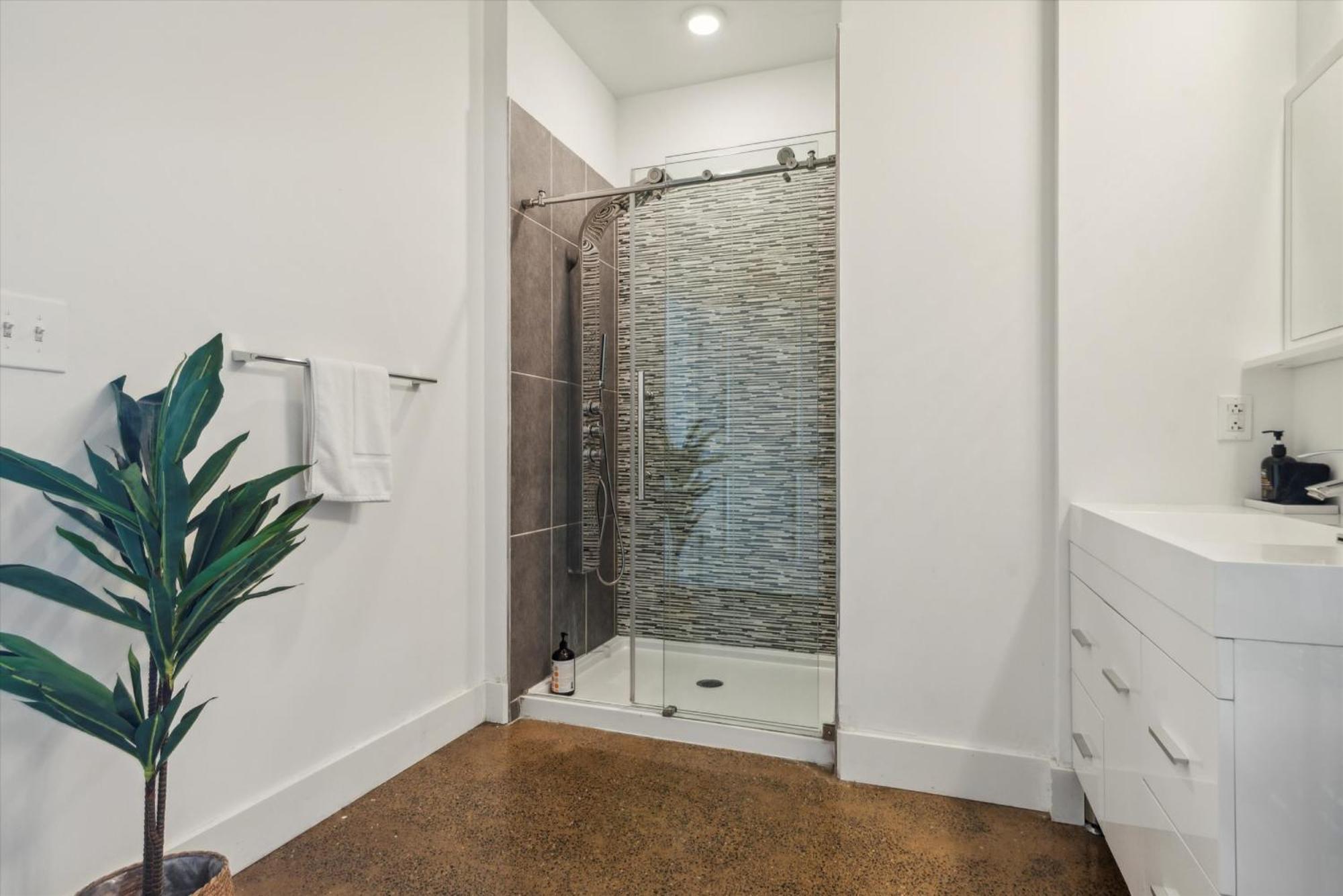 Large Studios, 1Br, Free Parking, Gym, Game Room Apartment