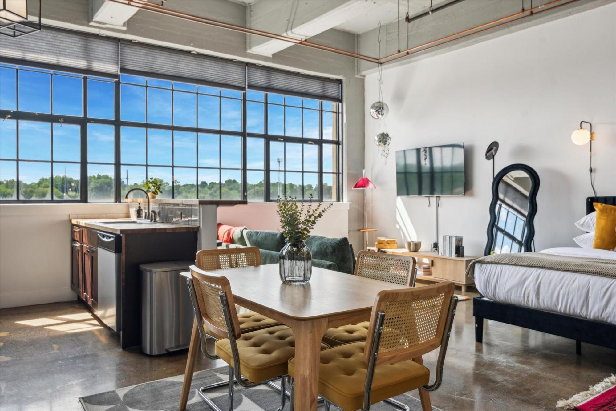 Apartment Large Studios, 1Br, Free Parking, Gym, Game Room *