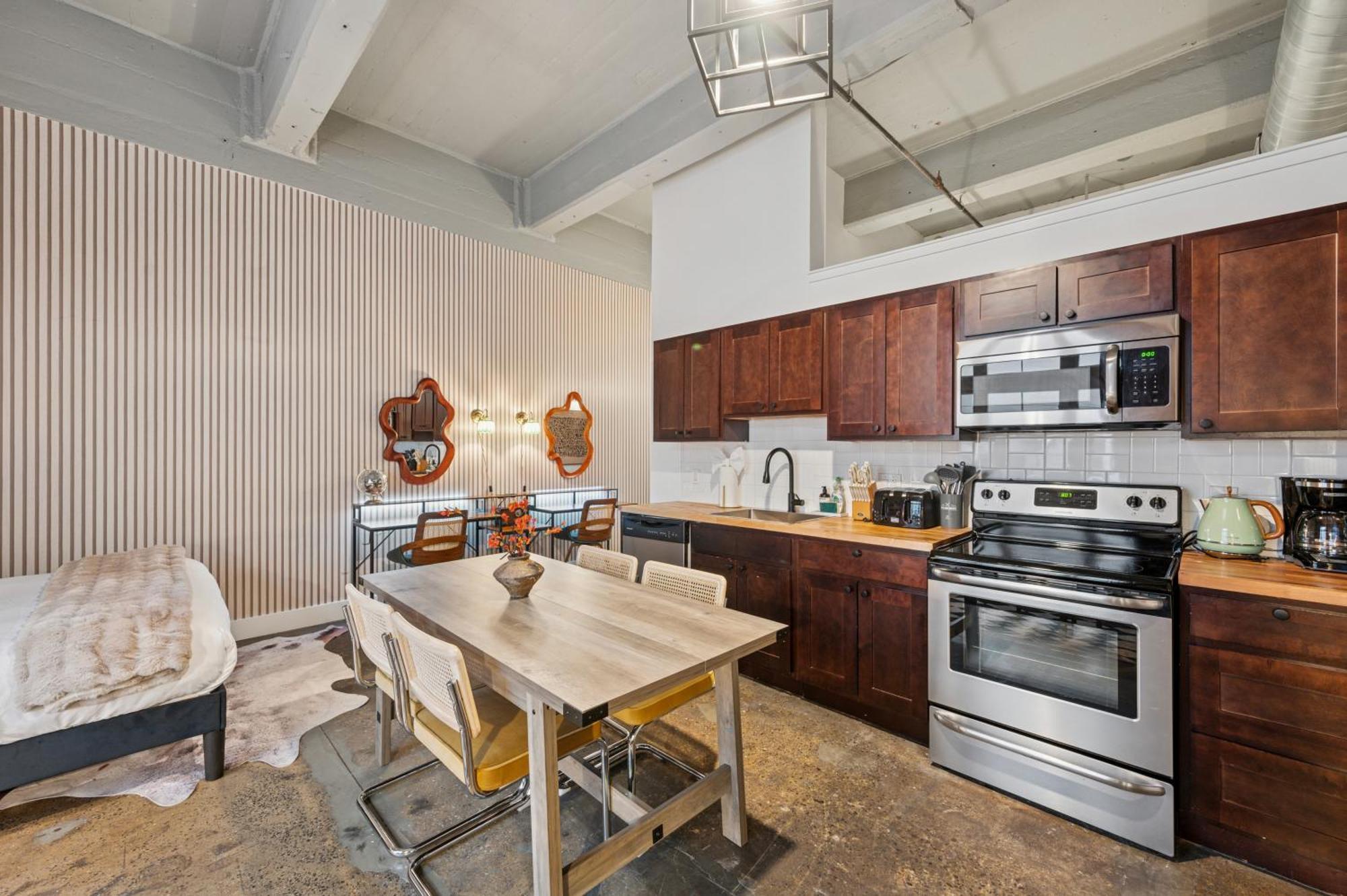 Large Studios, 1Br, Free Parking, Gym, Game Room Philadelphia