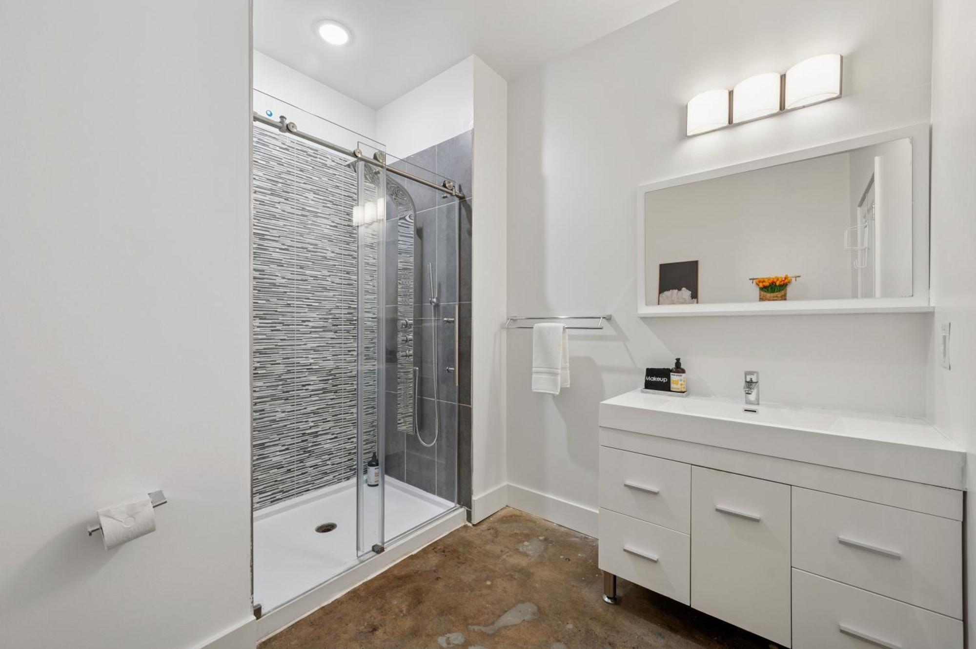 Large Studios, 1Br, Free Parking, Gym, Game Room * Philadelphia