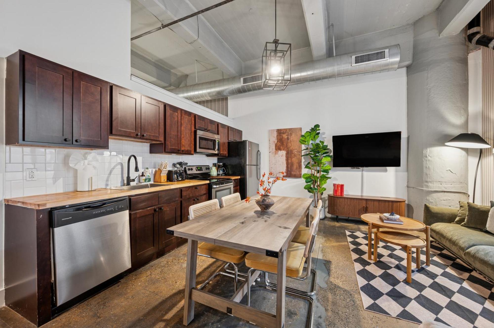 Large Studios, 1Br, Free Parking, Gym, Game Room Apartment