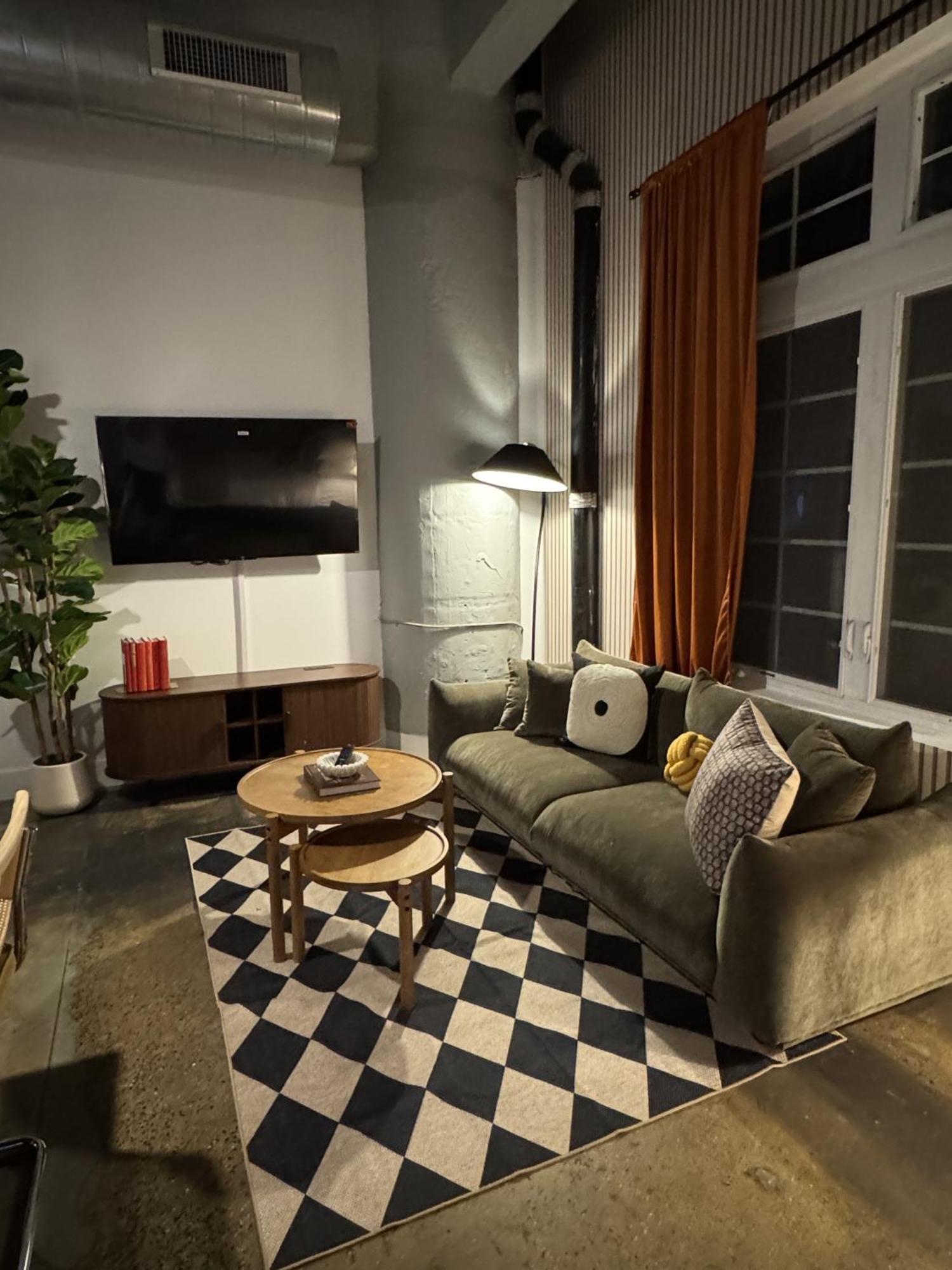 Large Studios, 1Br, Free Parking, Gym, Game Room *
